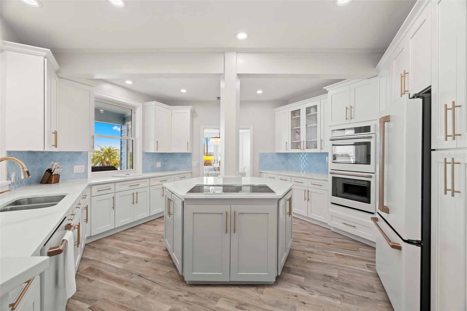 295 BAYSIDE DR