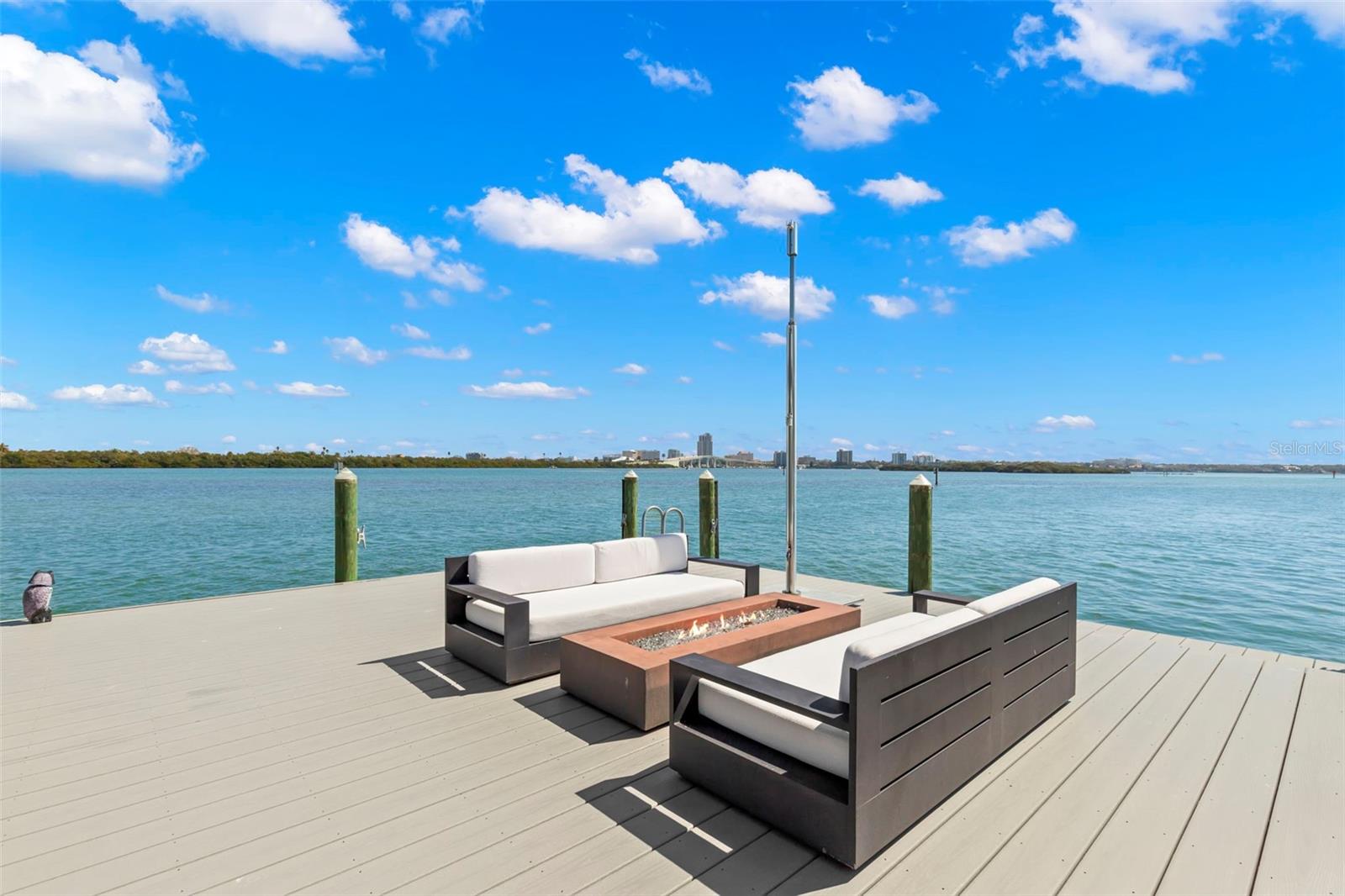 295 BAYSIDE DR