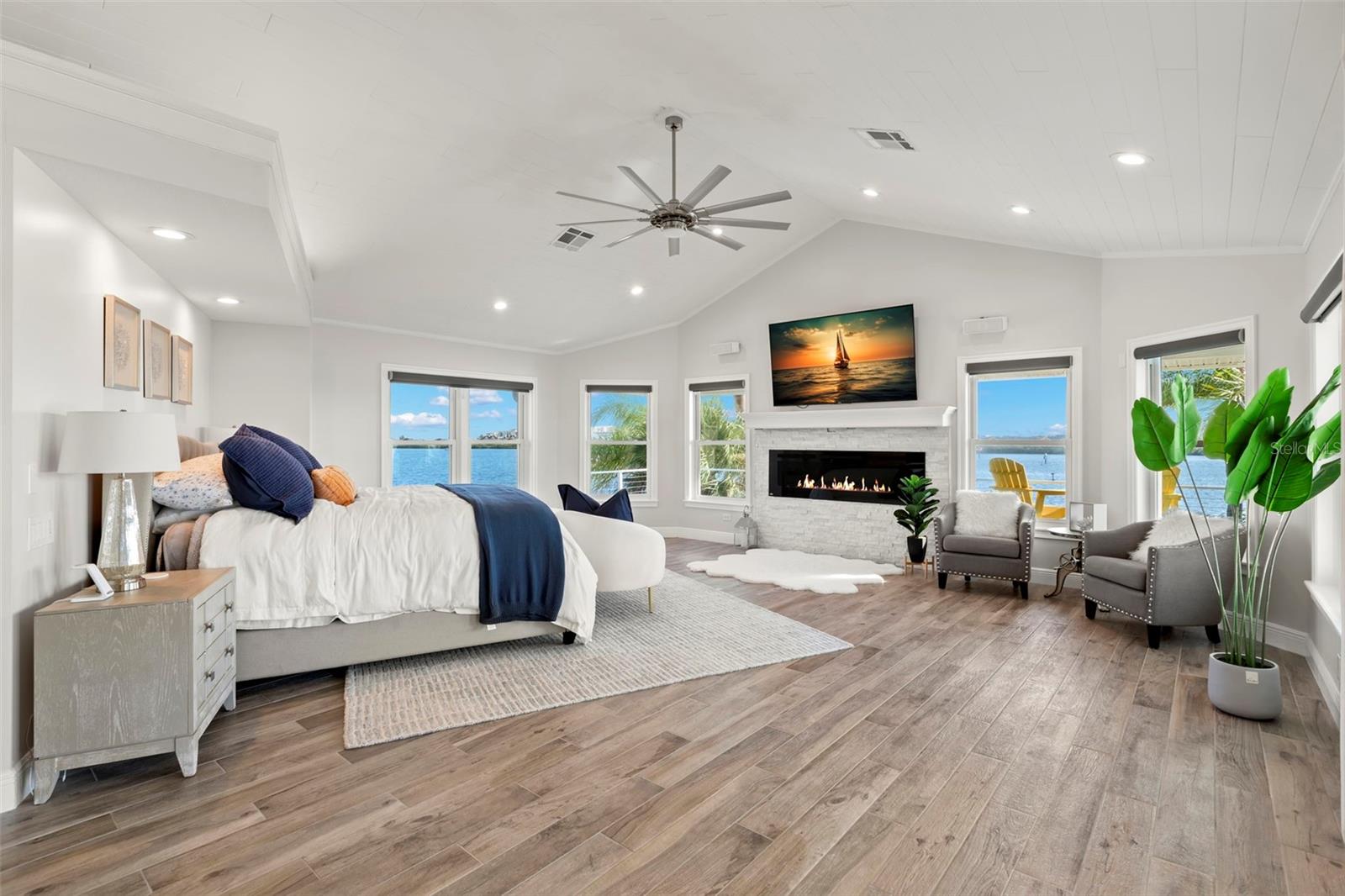 295 BAYSIDE DR