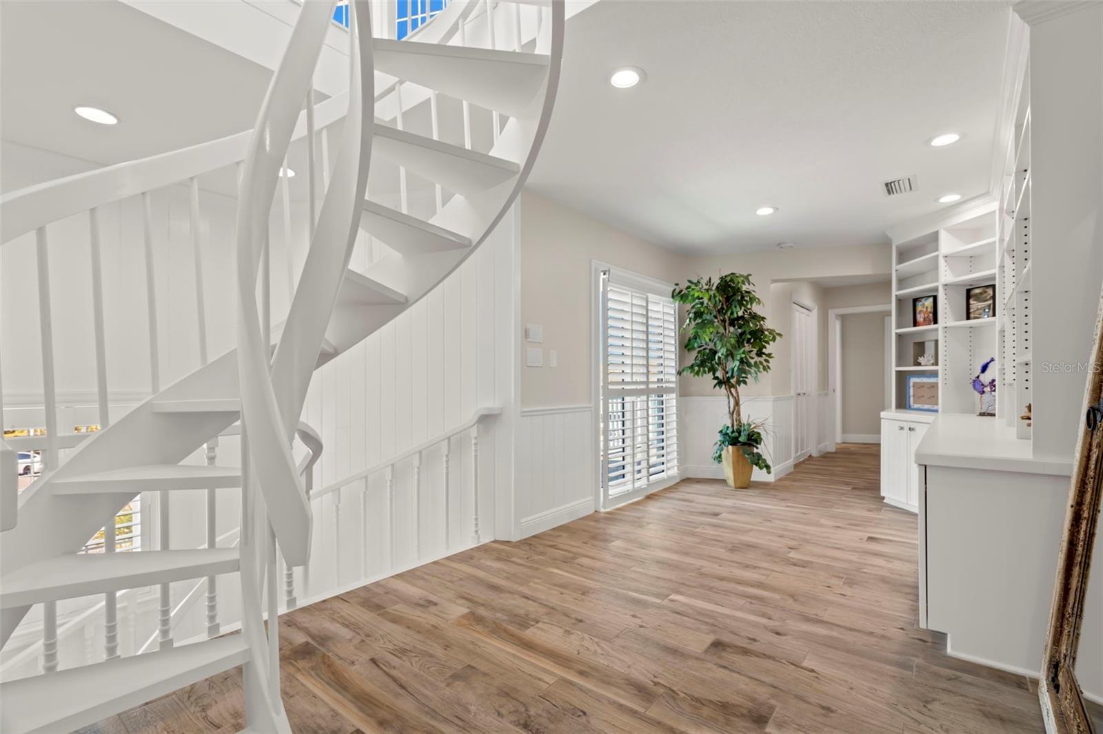 295 BAYSIDE DR