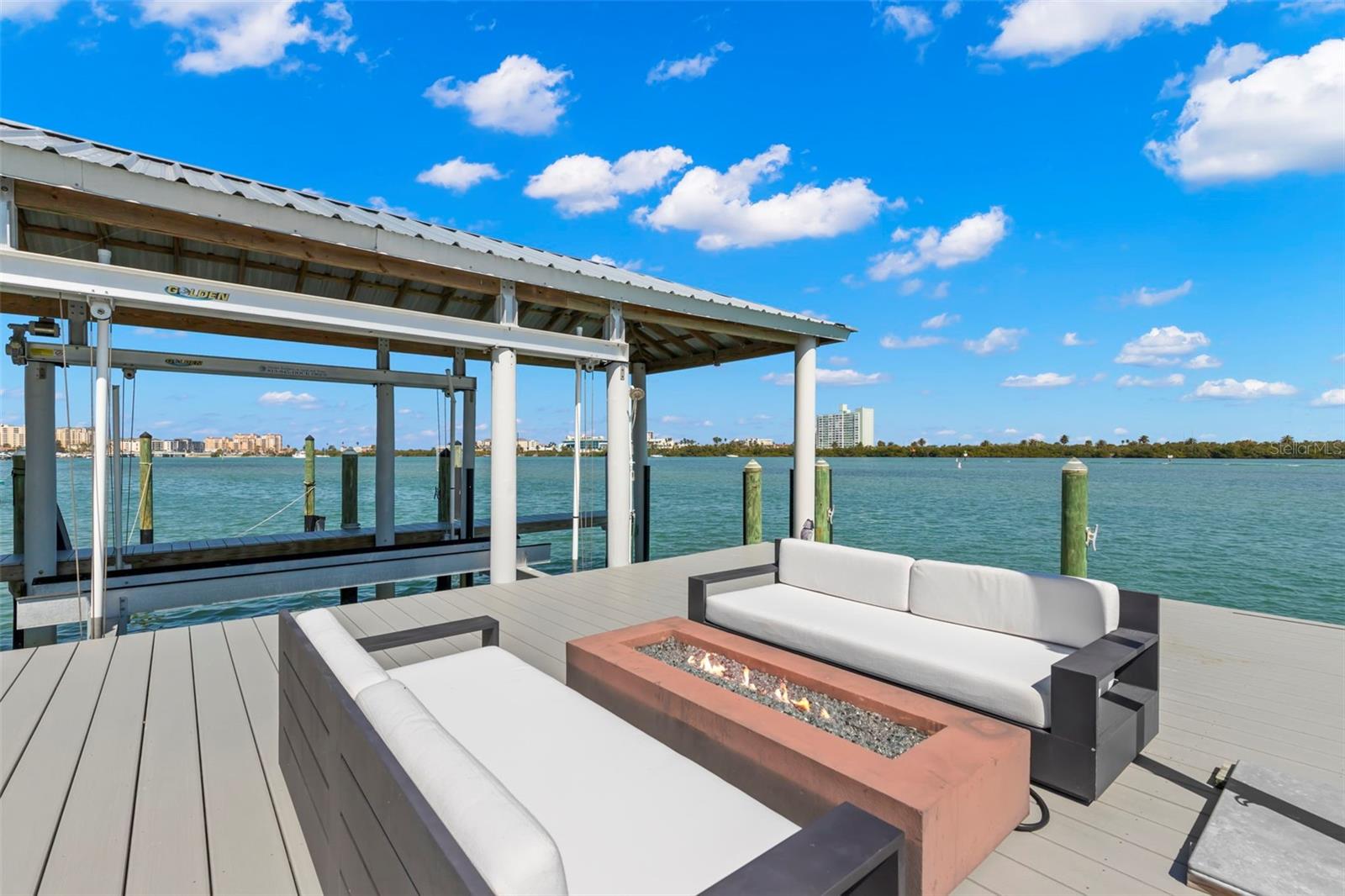 295 BAYSIDE DR