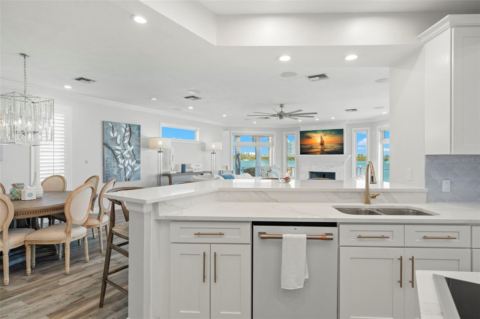 295 BAYSIDE DR