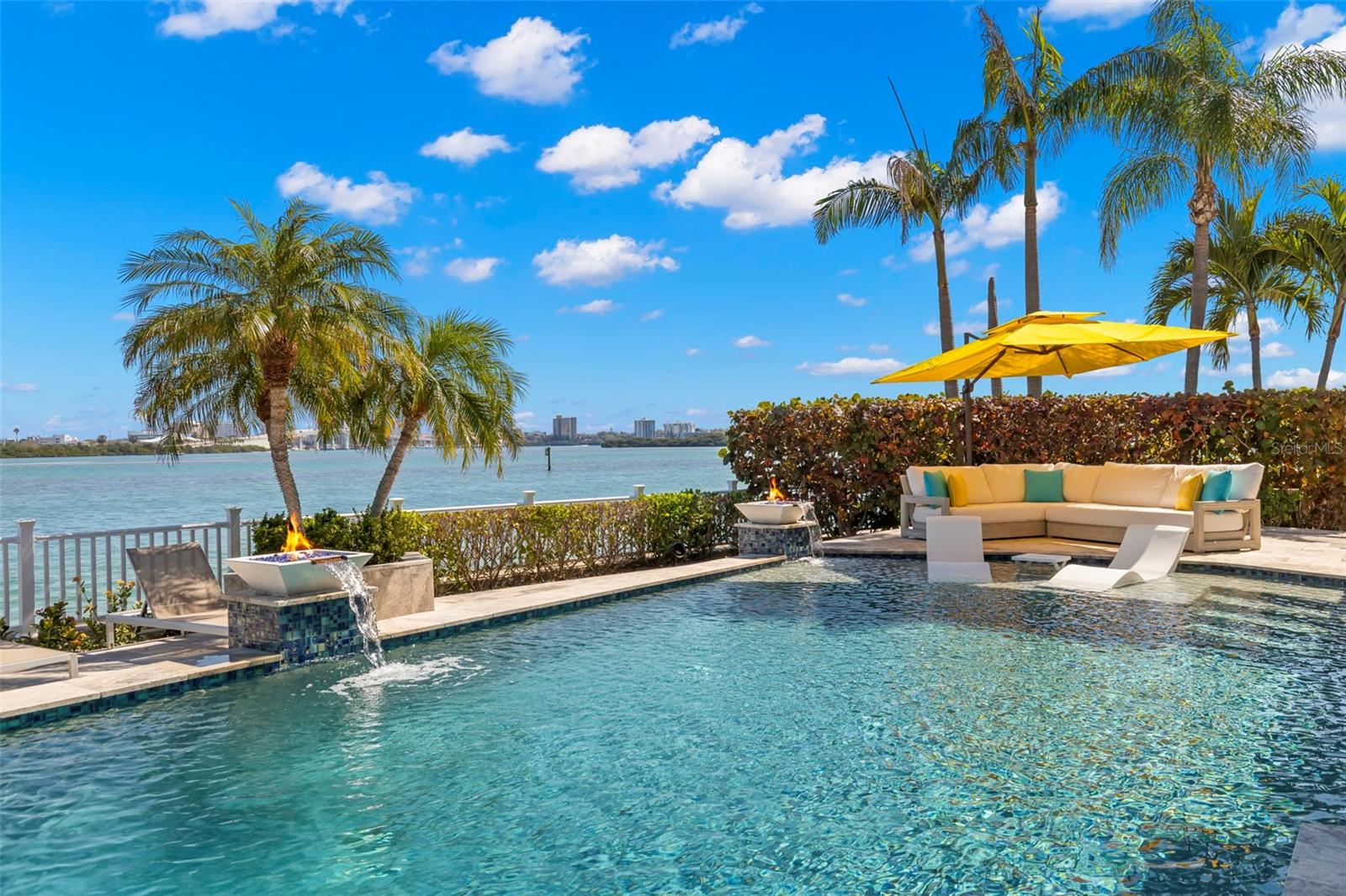 295 BAYSIDE DR