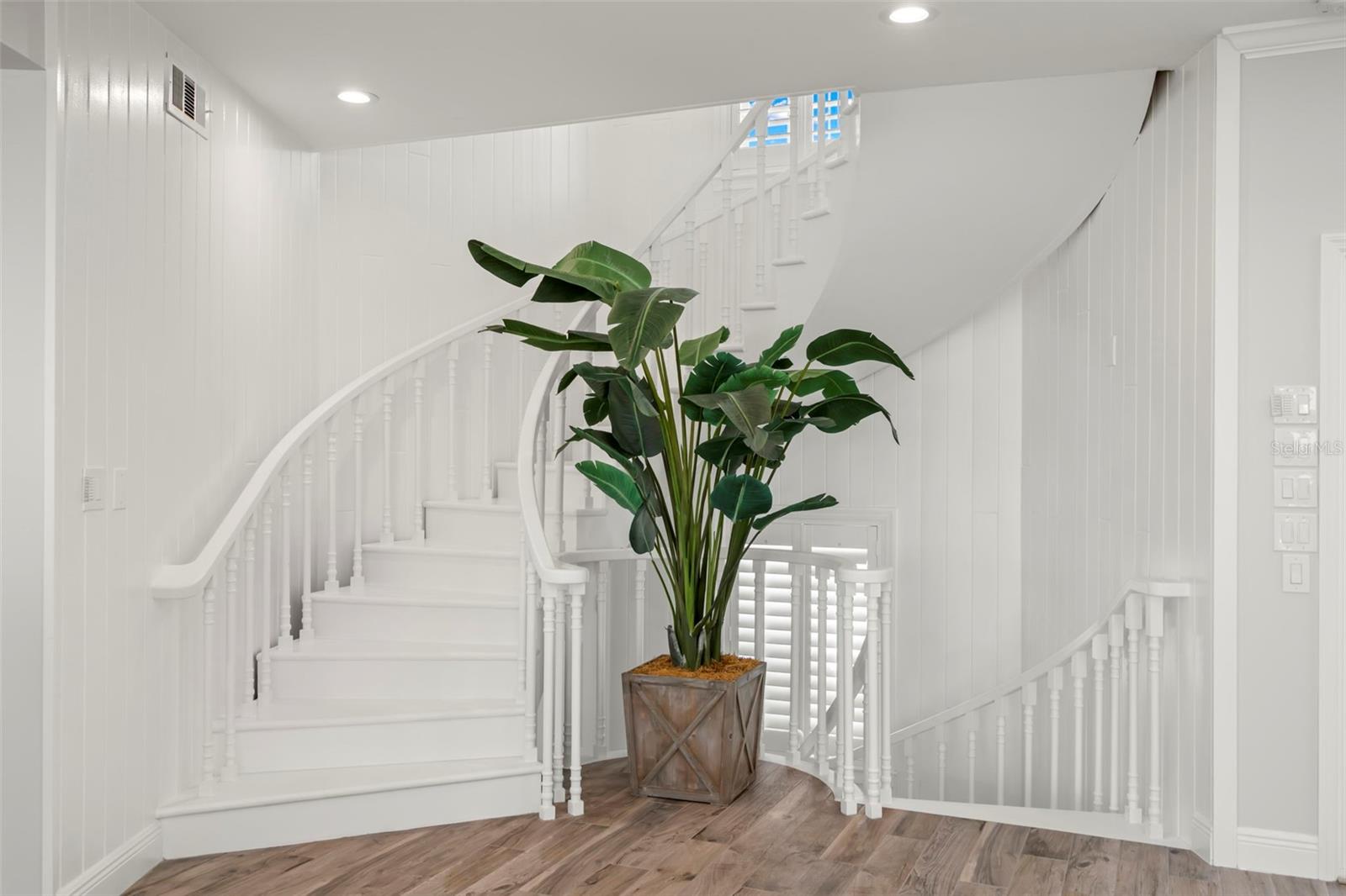 295 BAYSIDE DR