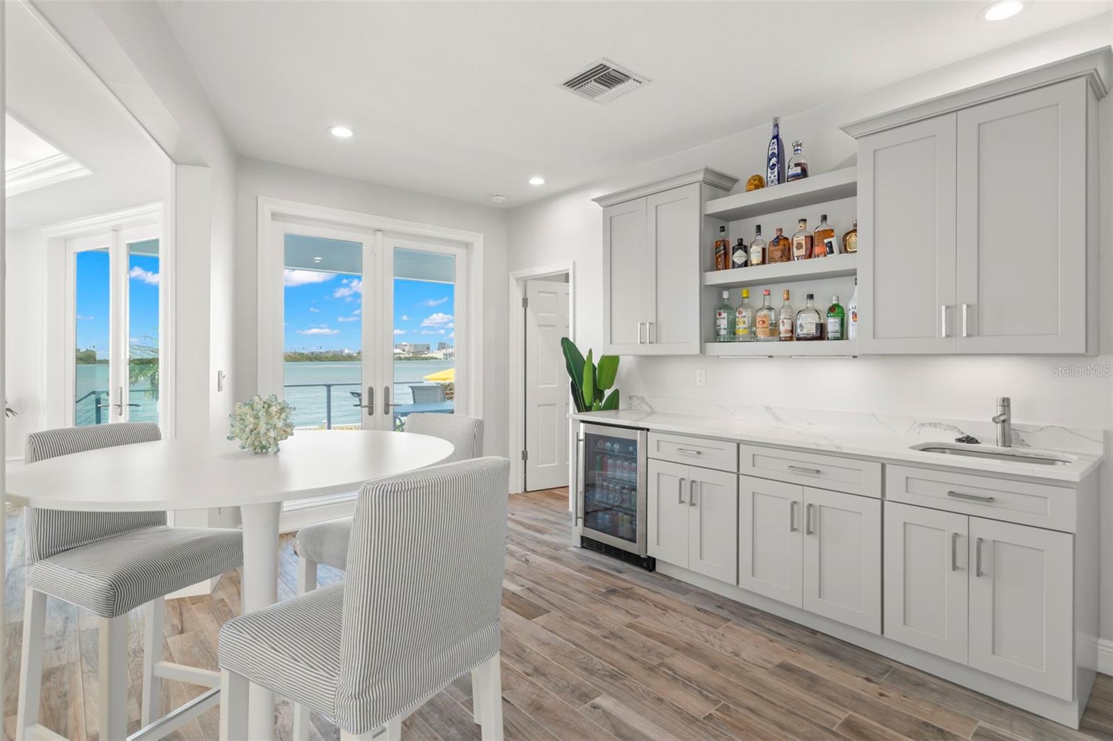 295 BAYSIDE DR