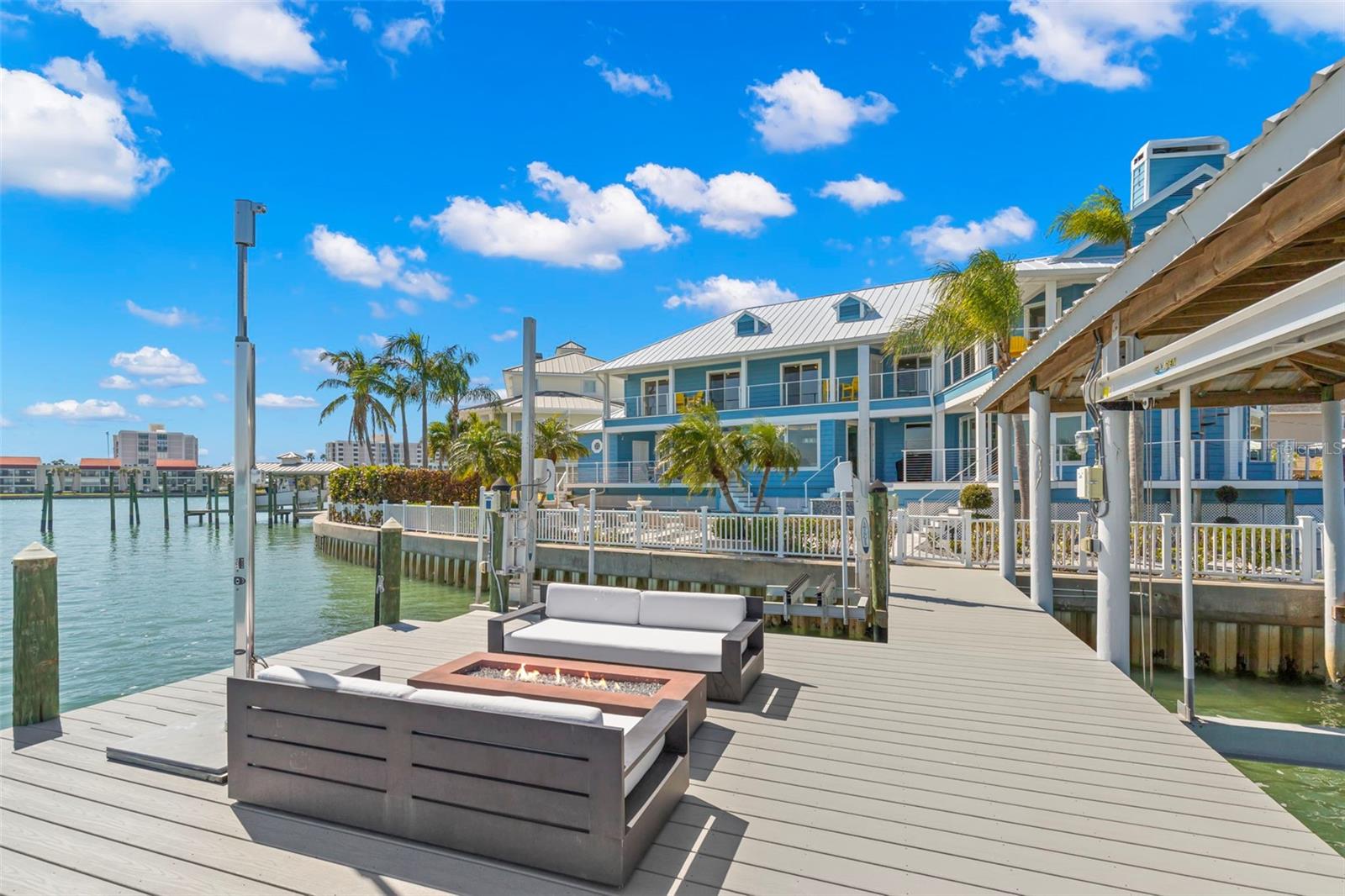 295 BAYSIDE DR