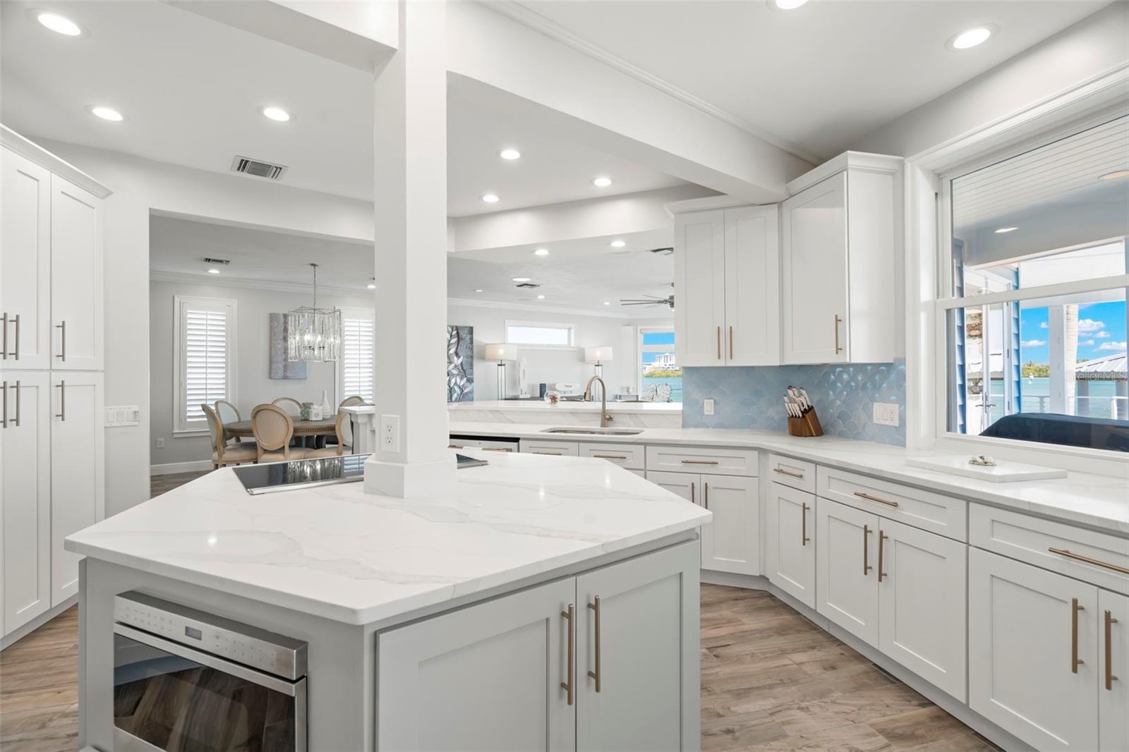 295 BAYSIDE DR