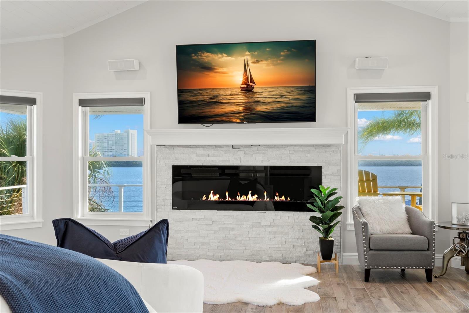 295 BAYSIDE DR