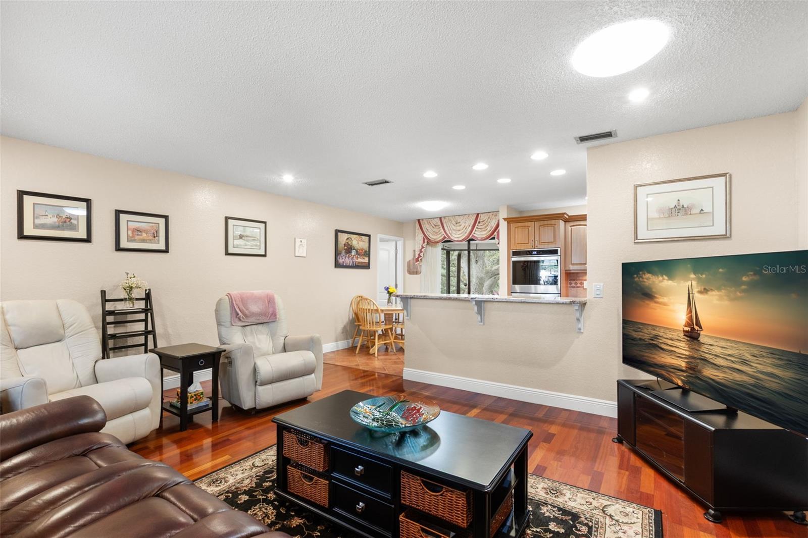 214 WOODLAND CT