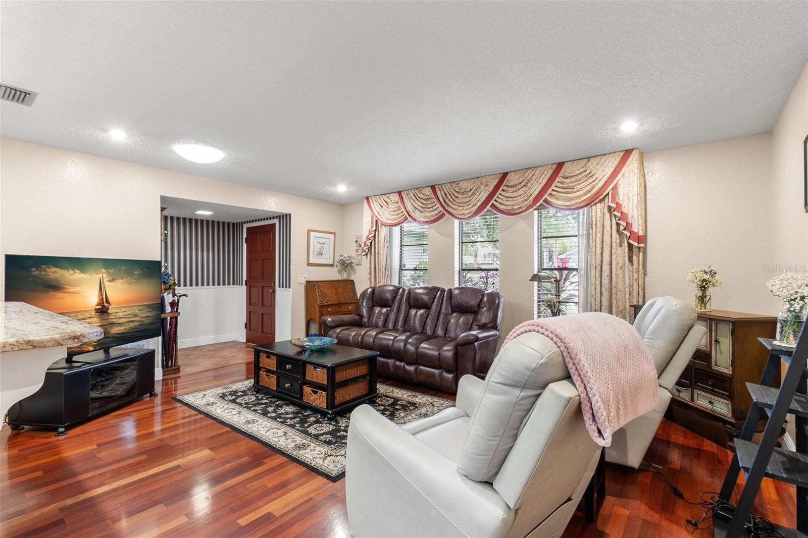 214 WOODLAND CT