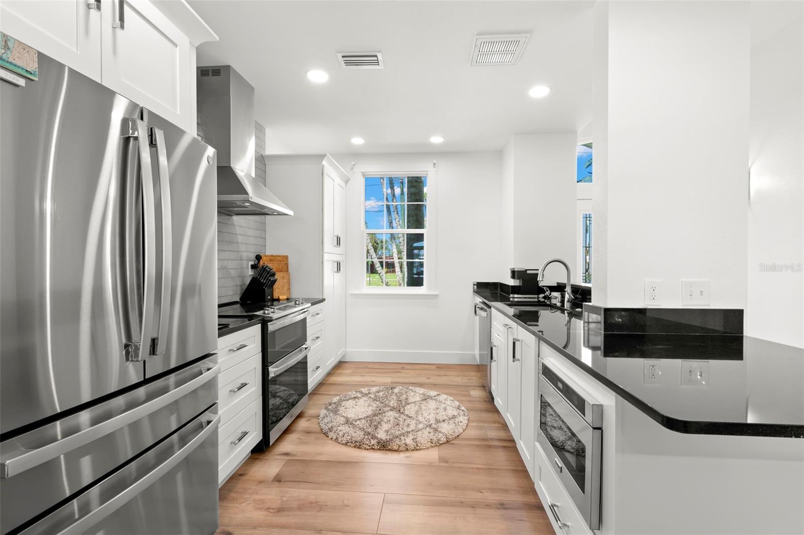 819 BAY ESPLANADE