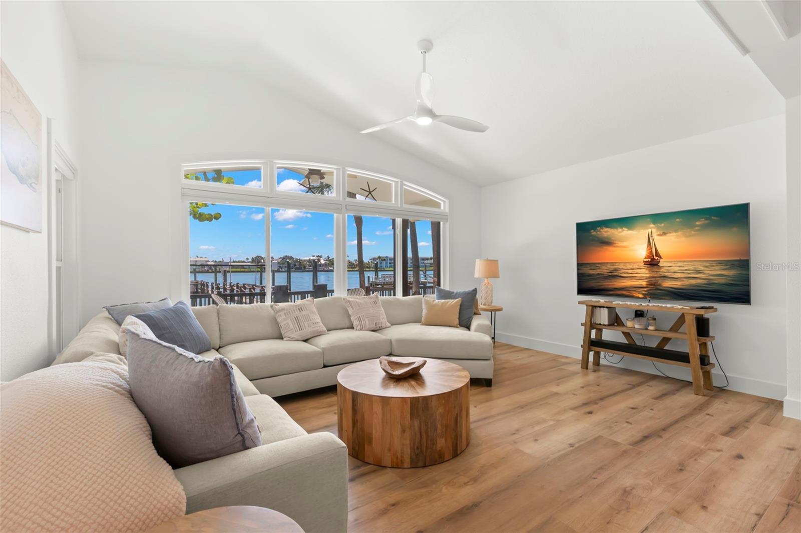 819 BAY ESPLANADE