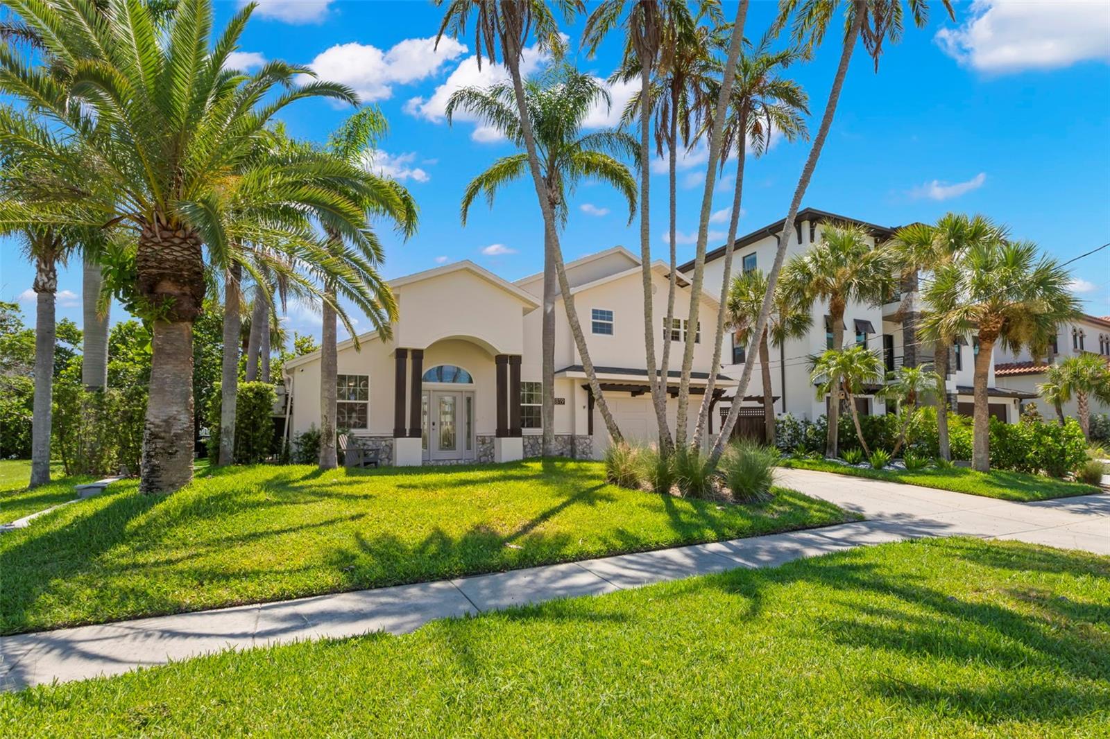 819 BAY ESPLANADE