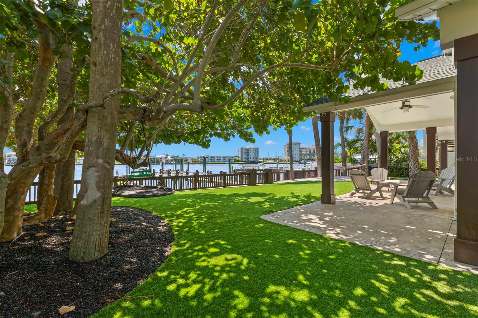 819 BAY ESPLANADE