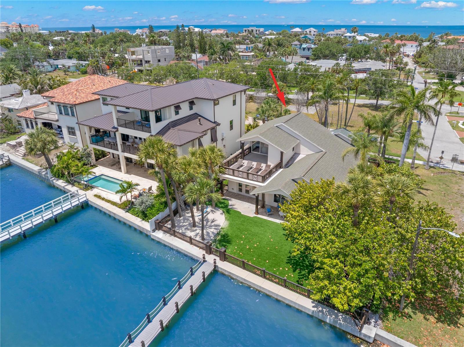 819 BAY ESPLANADE