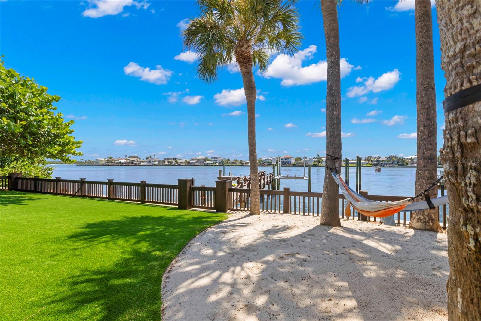 819 BAY ESPLANADE