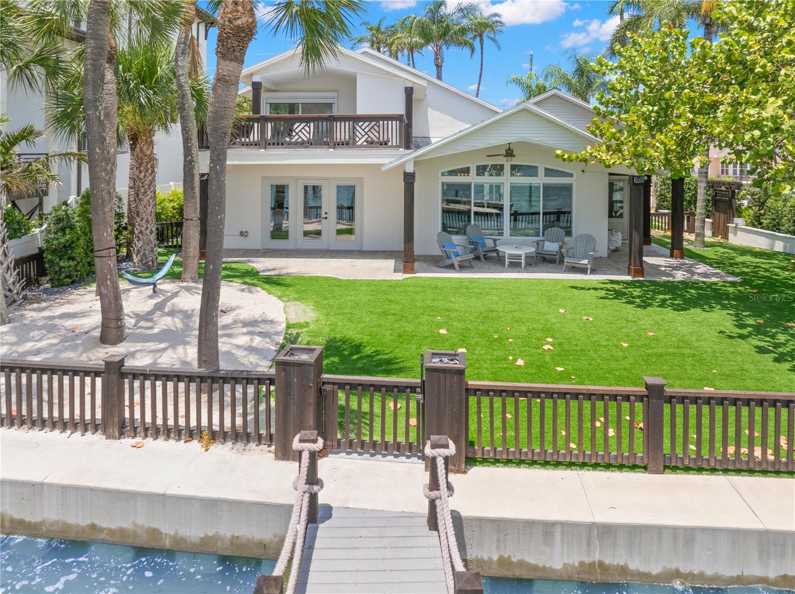 819 BAY ESPLANADE