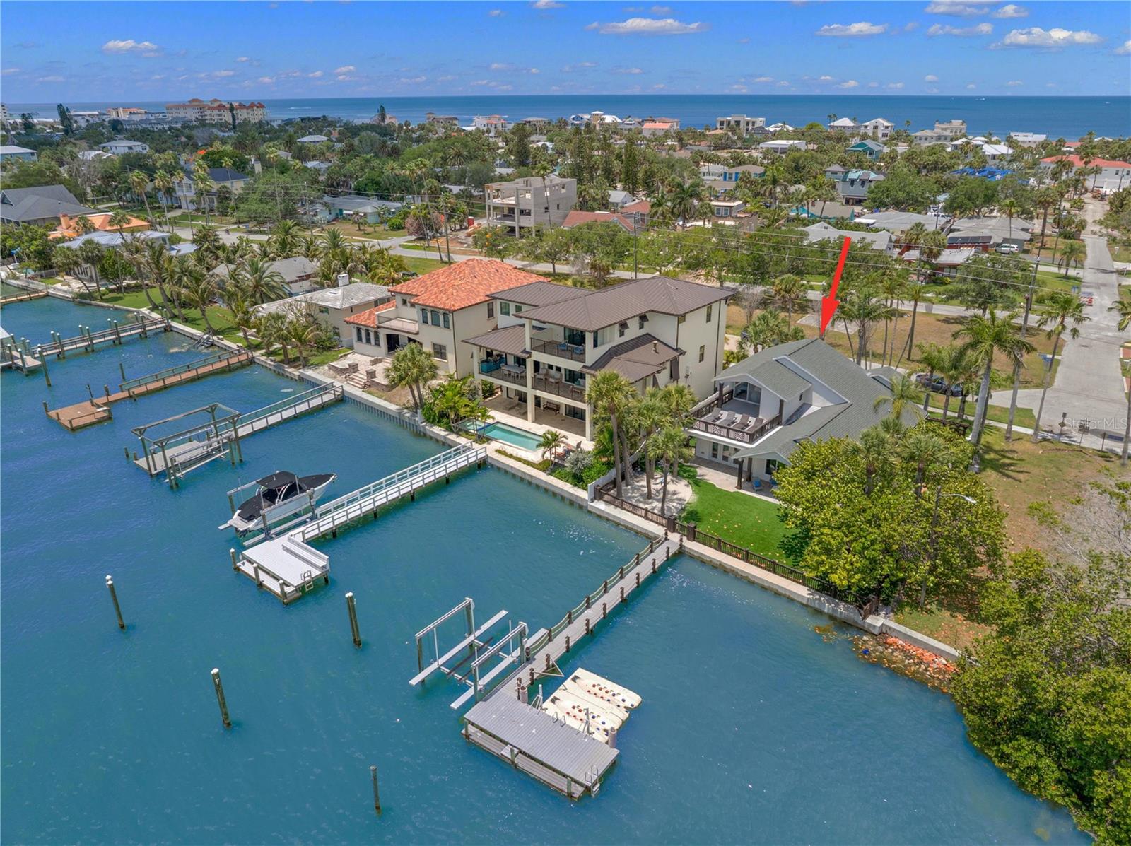 819 BAY ESPLANADE