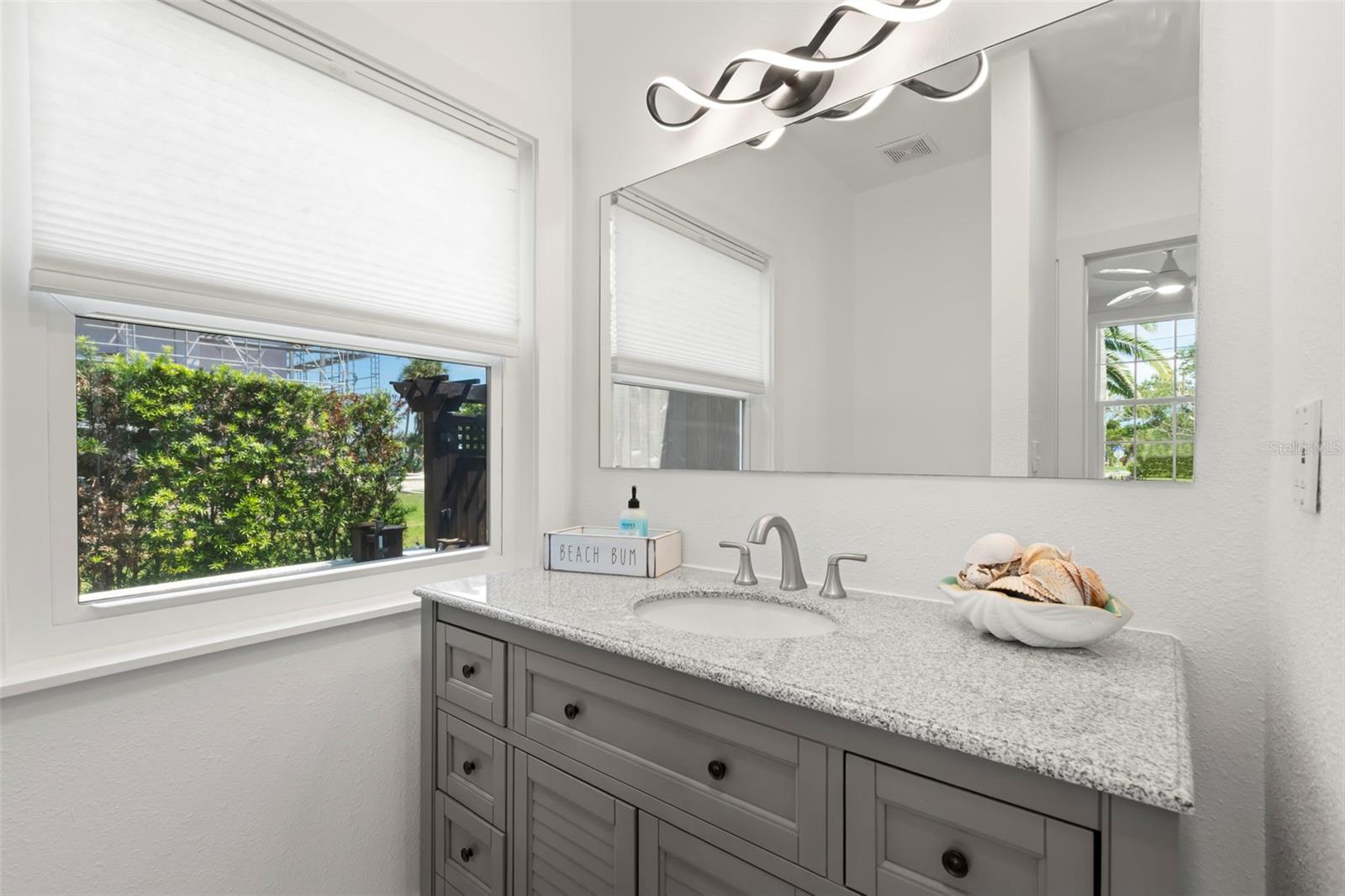 819 BAY ESPLANADE