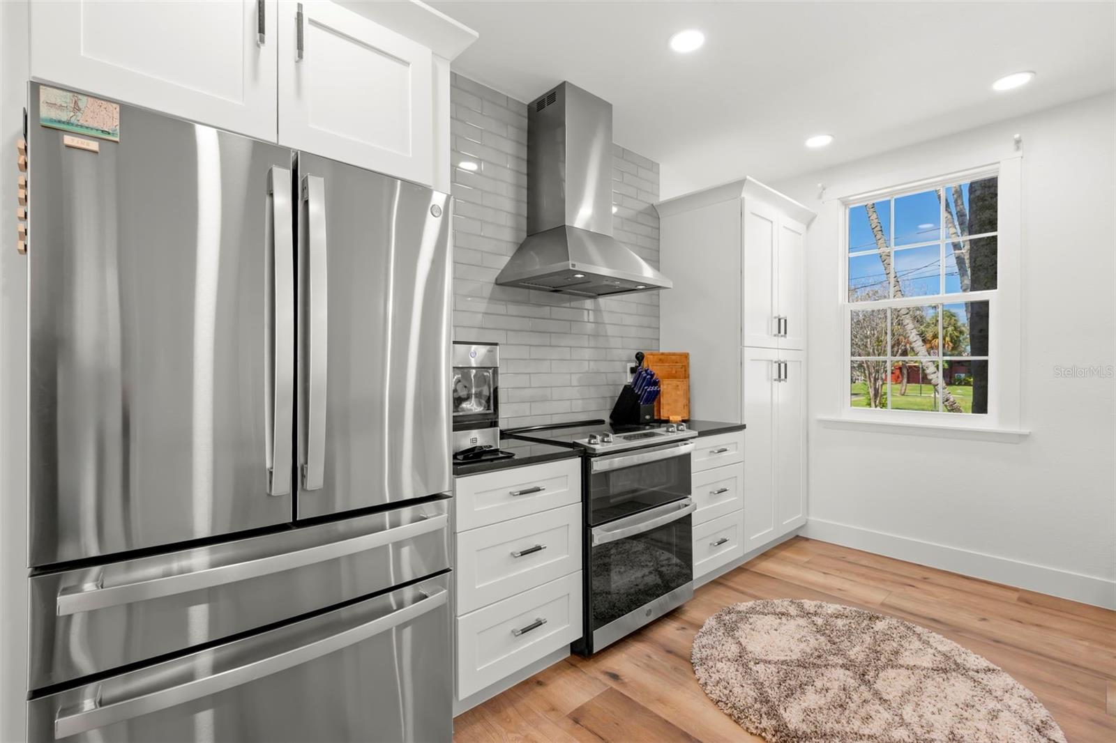 819 BAY ESPLANADE