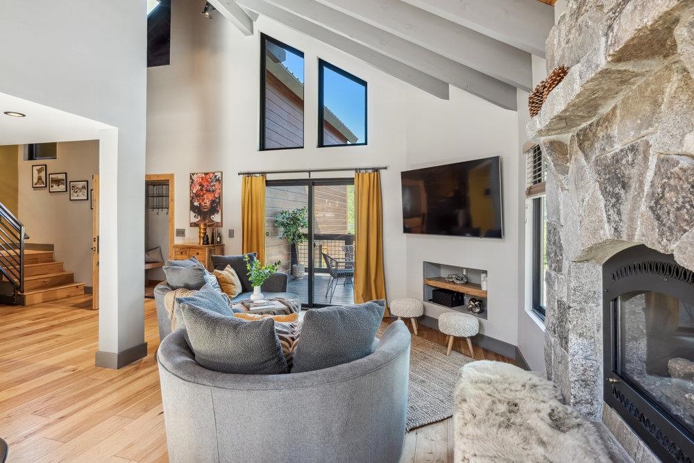 13596 Hillside Drive