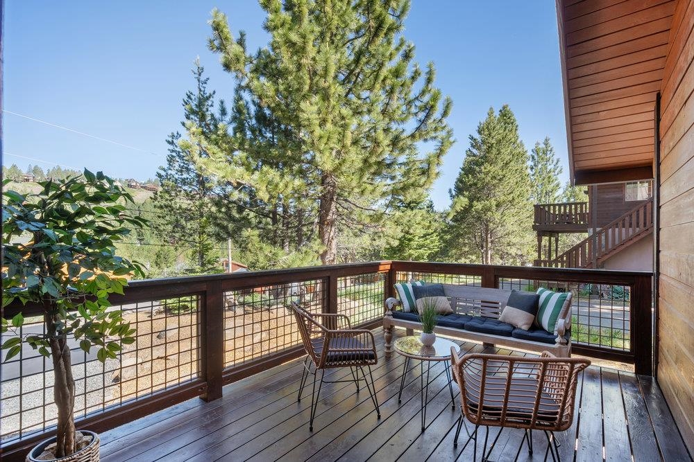 13596 Hillside Drive