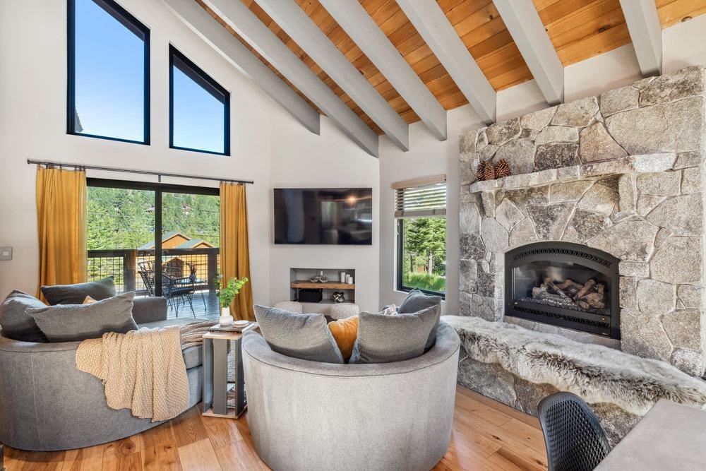 13596 Hillside Drive