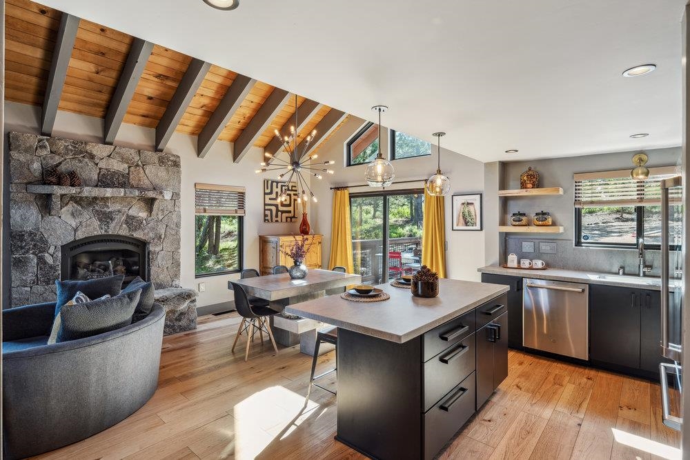 13596 Hillside Drive