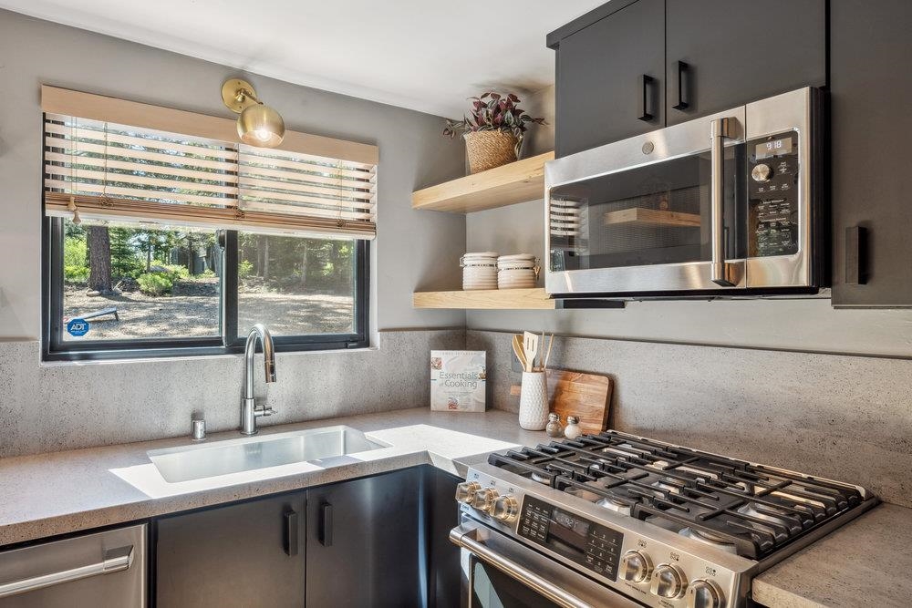 13596 Hillside Drive