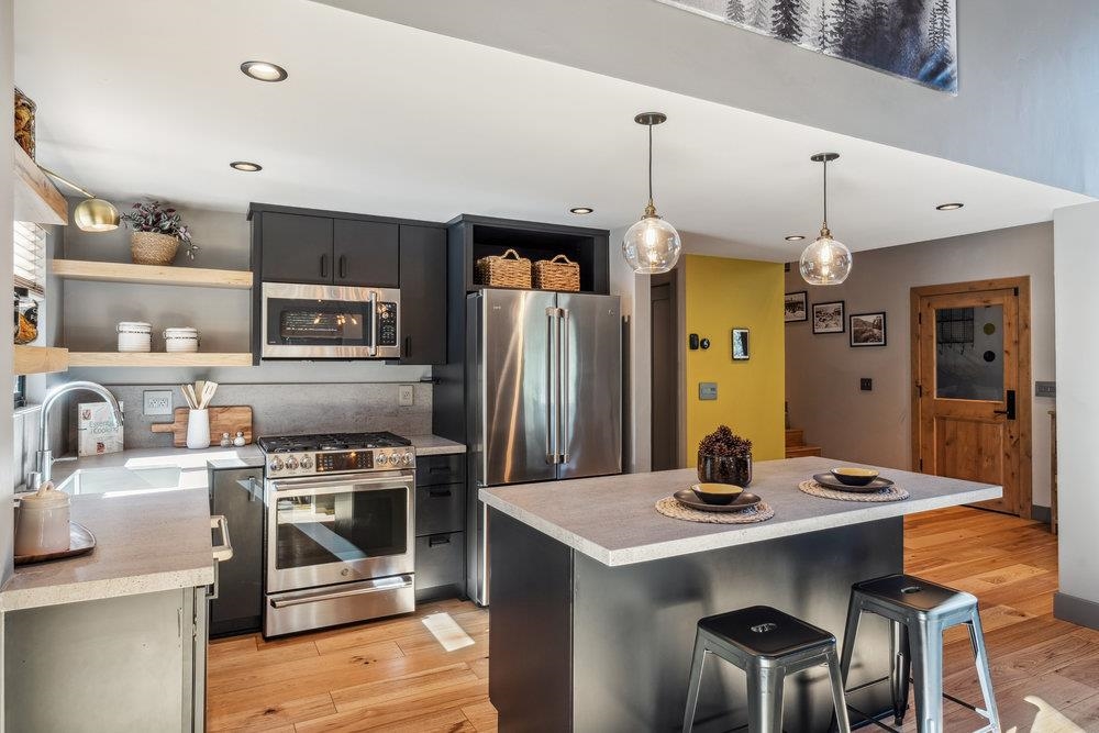 13596 Hillside Drive