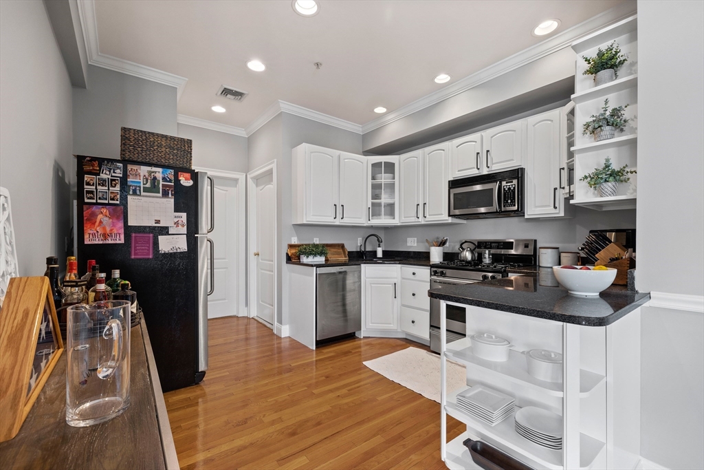 601-611 E Broadway # 201