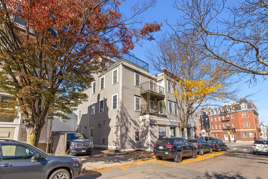 601-611 E Broadway # 201