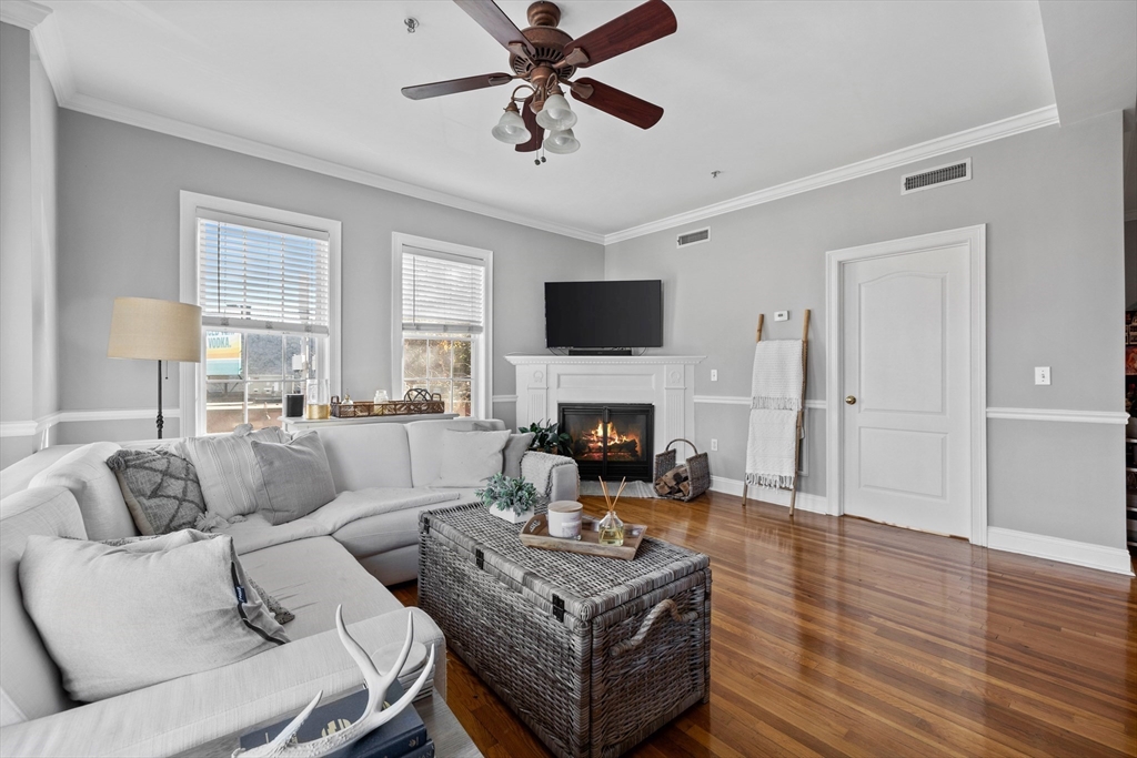 601-611 E Broadway # 201