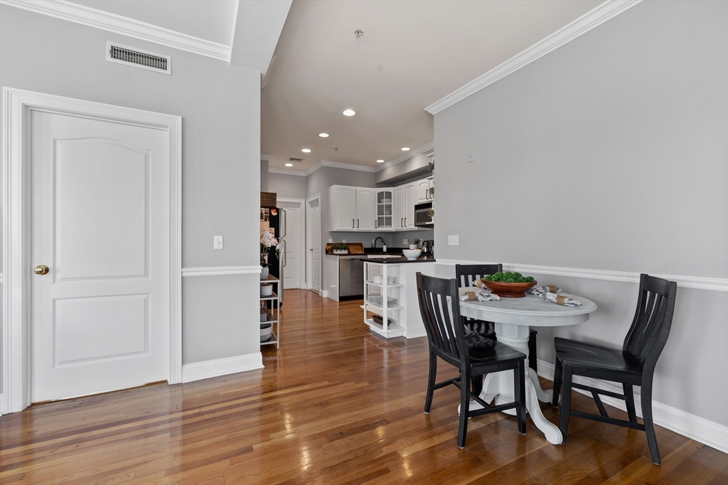 601-611 E Broadway # 201