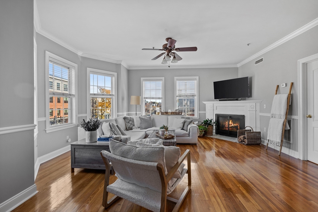 601-611 E Broadway # 201