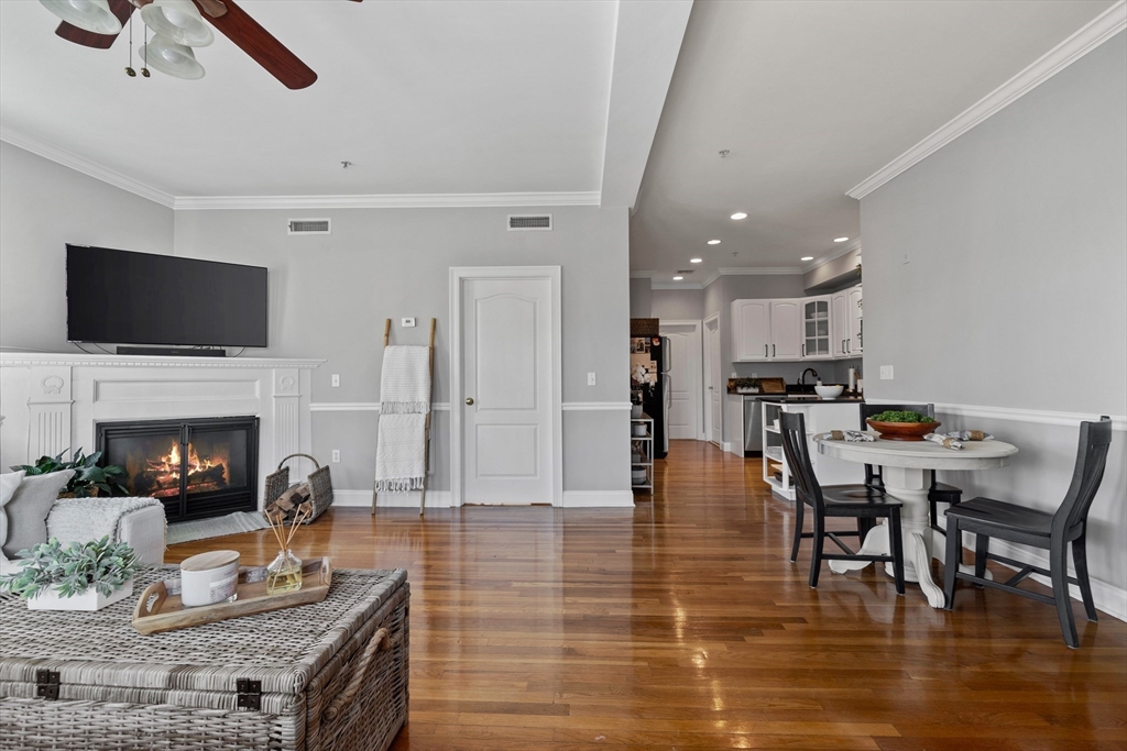 601-611 E Broadway # 201