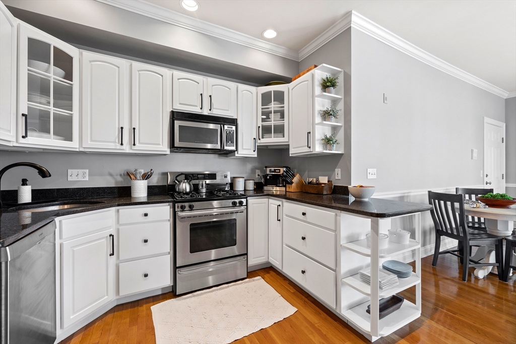 601-611 E Broadway # 201