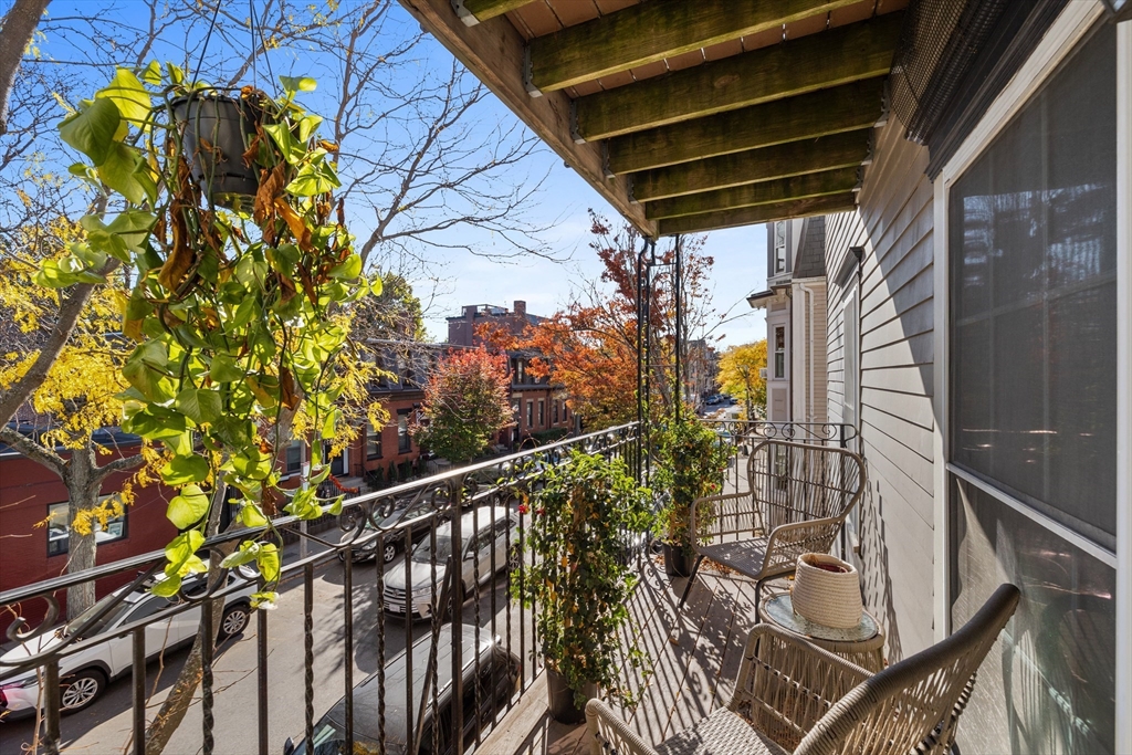 601-611 E Broadway # 201