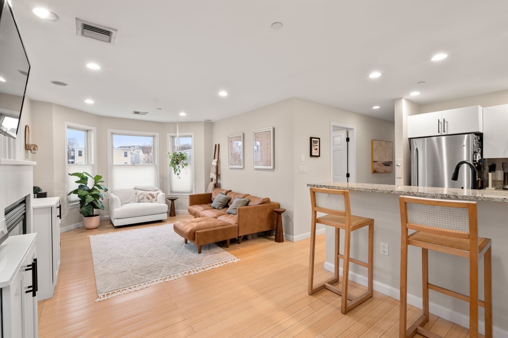 366 W 2nd St # 4