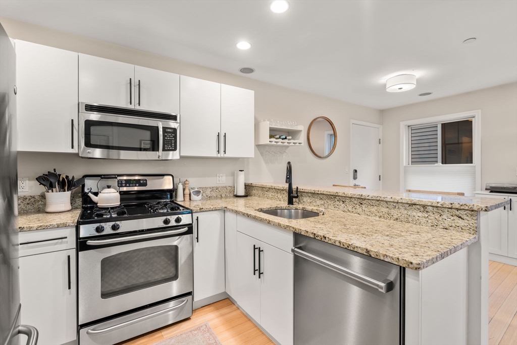 366 W 2nd St # 4
