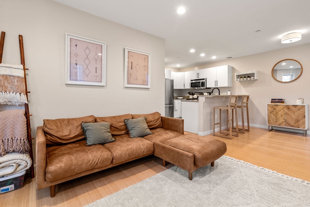 366 W 2nd St # 4