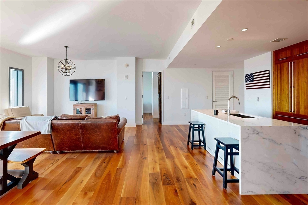 300 Pier 4 Blvd # 6E