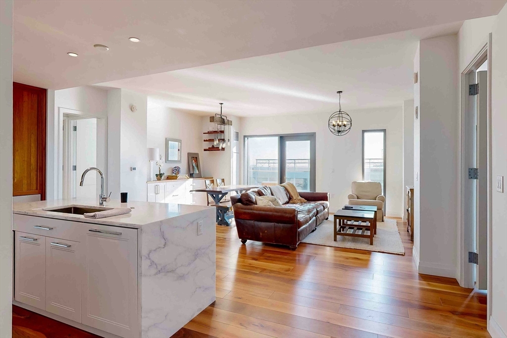 300 Pier 4 Blvd # 6E