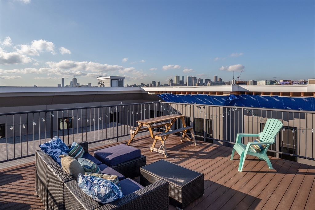 49 L St # 8