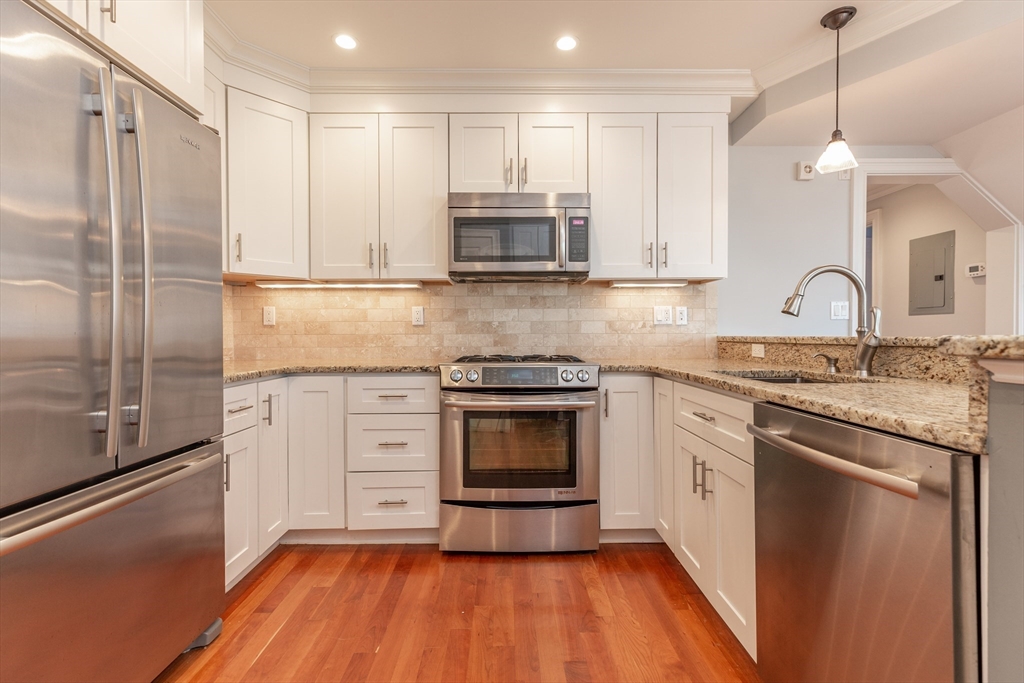 49 L St # 8