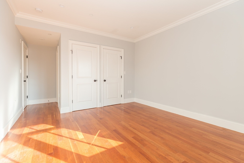 49 L St # 8