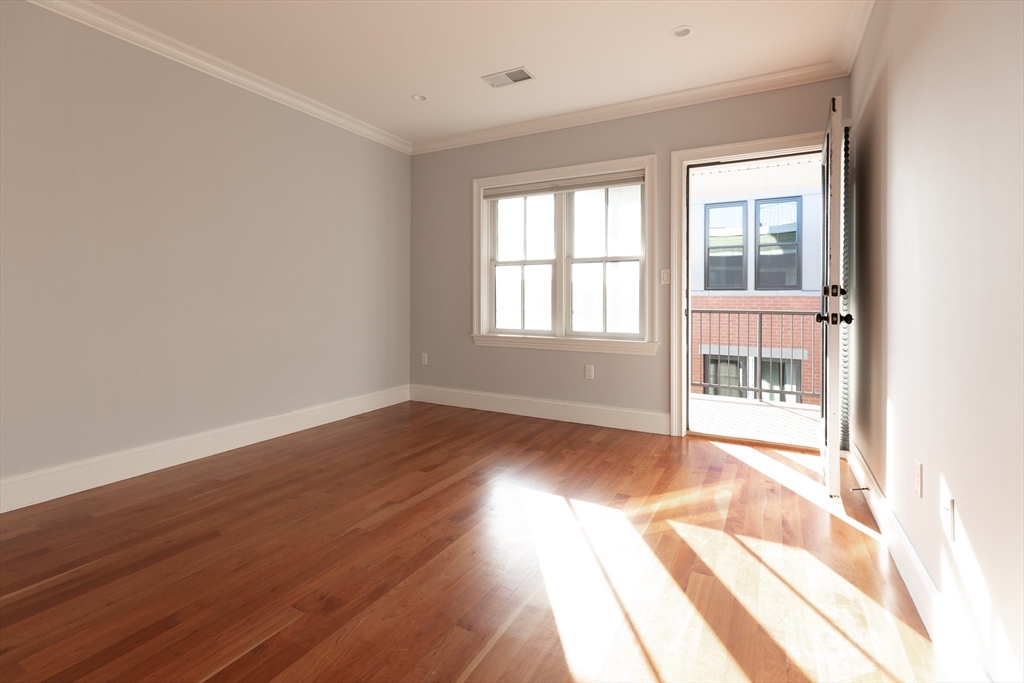 49 L St # 8