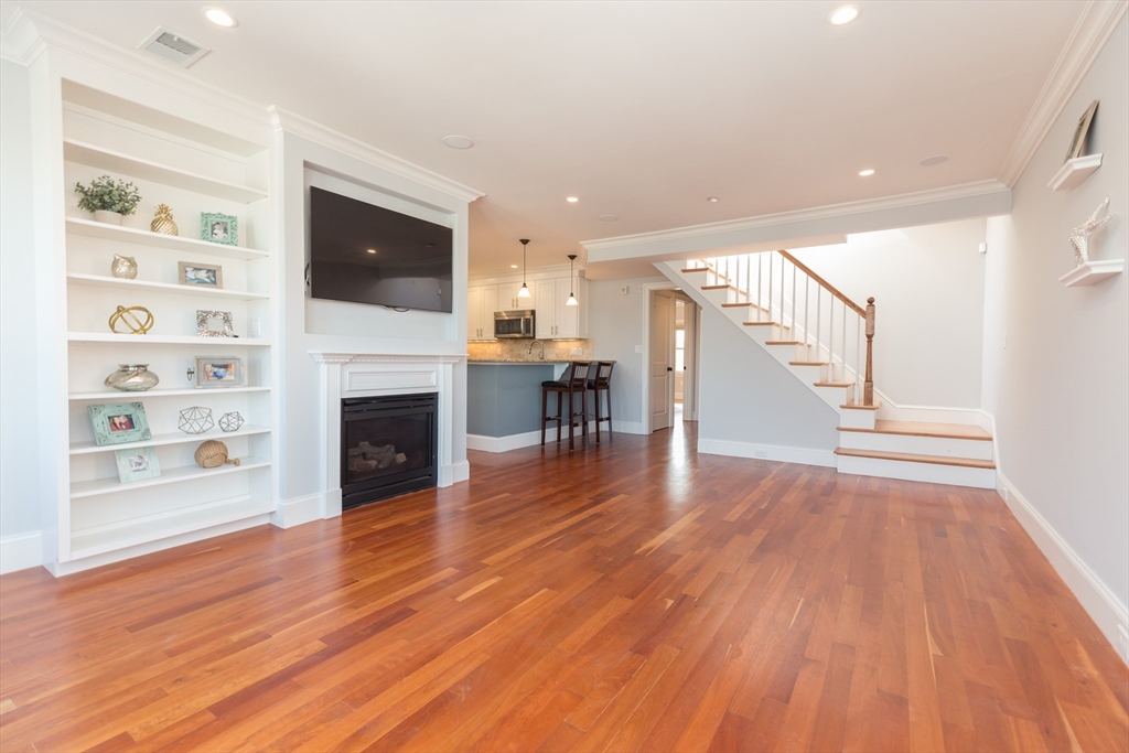 49 L St # 8