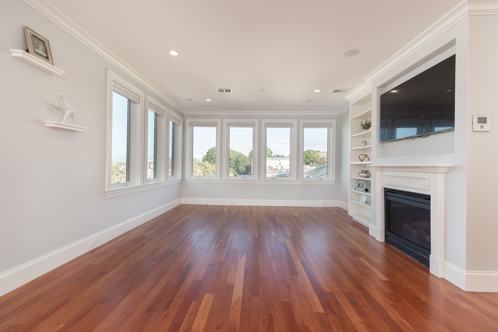 49 L St # 8