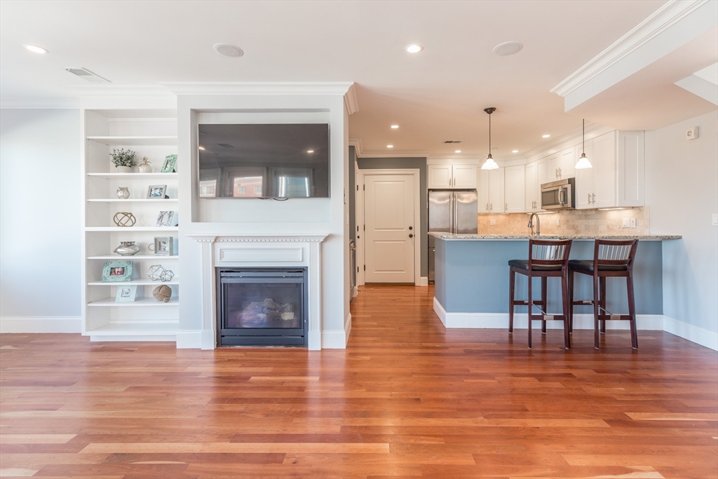 49 L St # 8